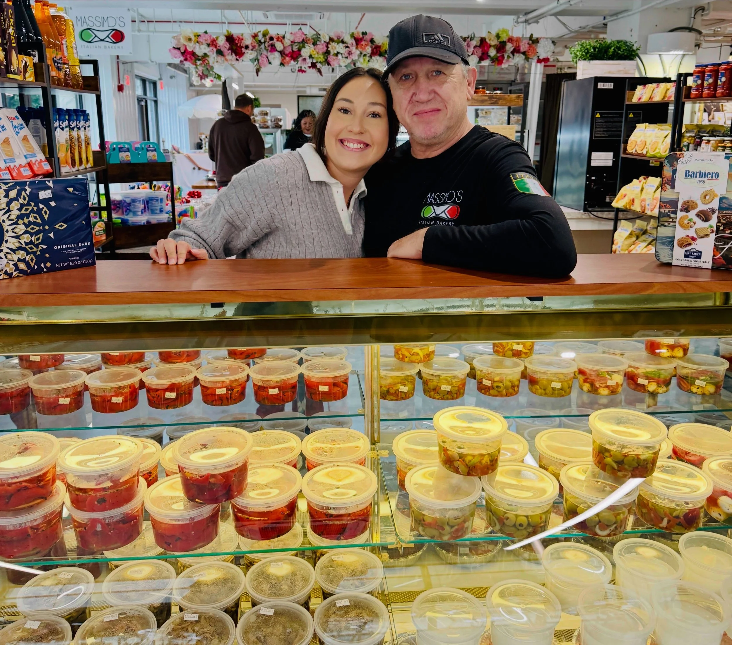 It&rsquo;s the last Market day of the week! 🛒✨
Have you stopped by the new @massimositalianbakeryhershey Italian Market yet? 🇮🇹🍝 Tell us your favorite finds in the comments! 👇
Thank you for shopping and supporting local this weekend 💛 
#FreshMa