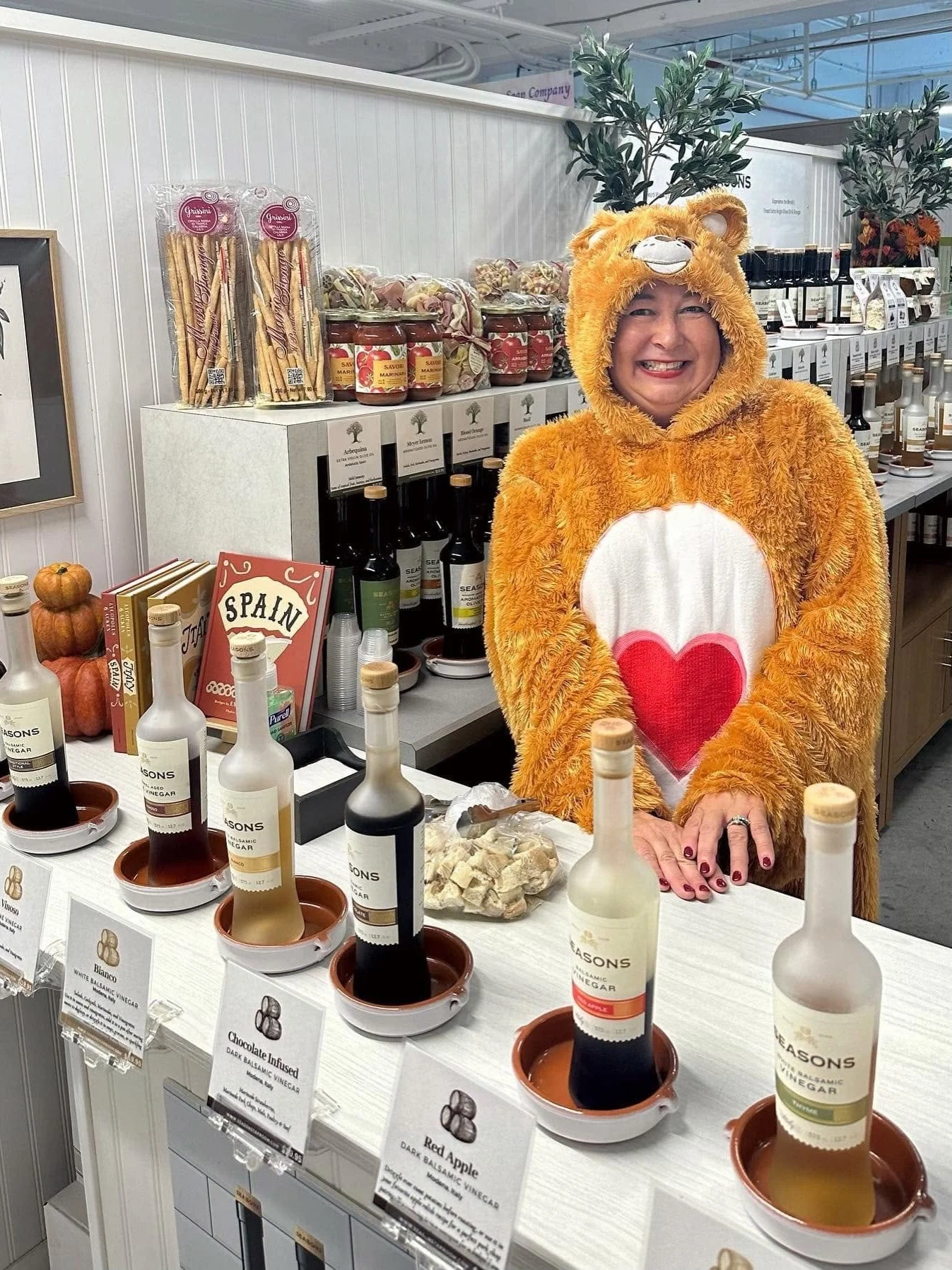 Are you ready for Halloween weekend at the market? 🎃👻

Kick off Friday with live music from 4-6 🎶, then stick around for our adult costume contest at 6pm! 🦇

Dust off those costumes and bring your best spooky (or silly) look. Grab some fresh good