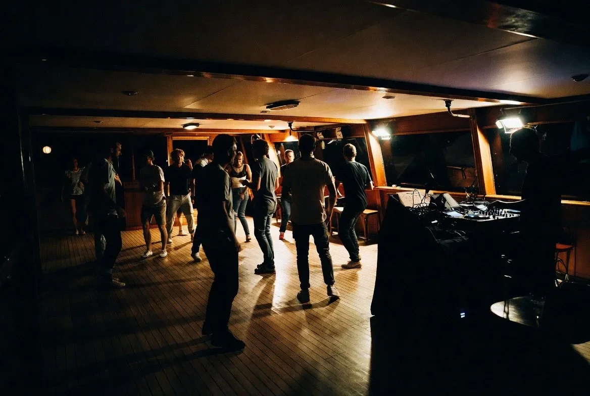 Party loď Praha – firemní akce a večírek s DJ na Vltavě