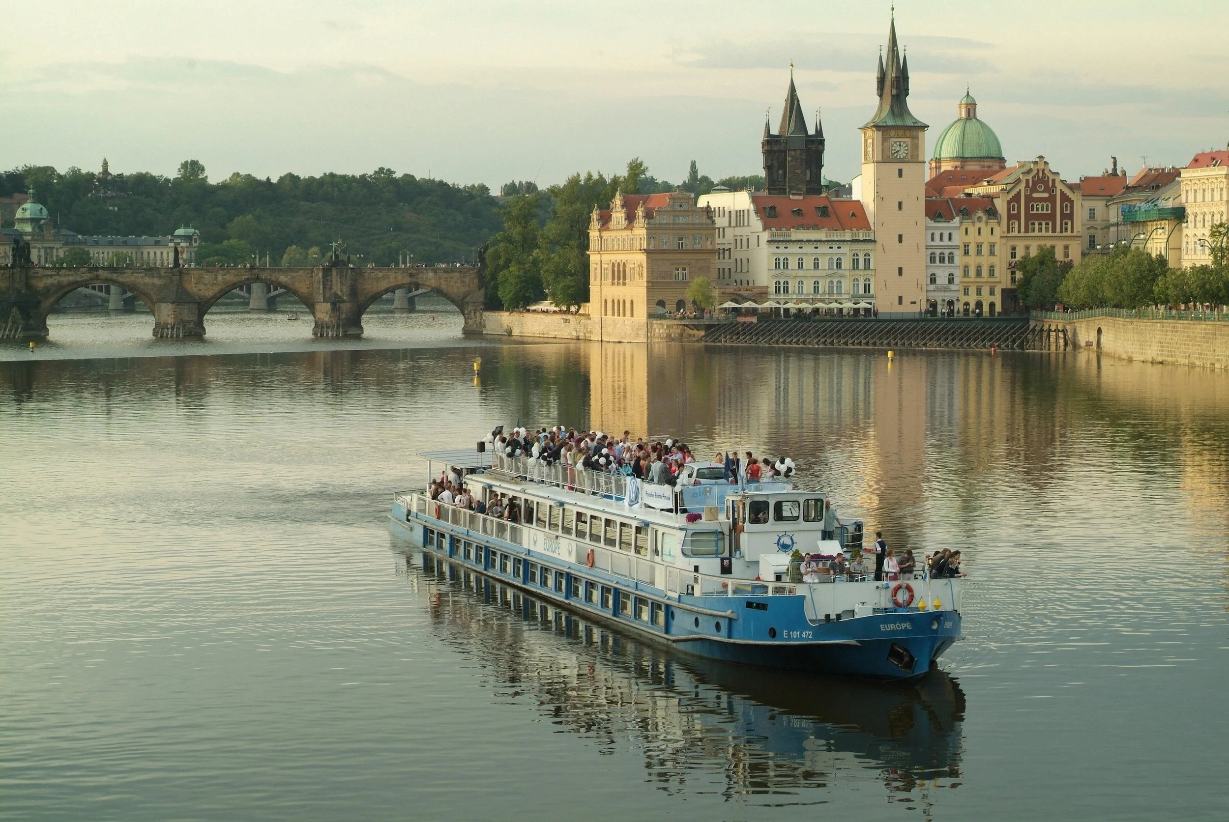 Plavba lodí Regina po Vltavě Praha – historické památky z lodi