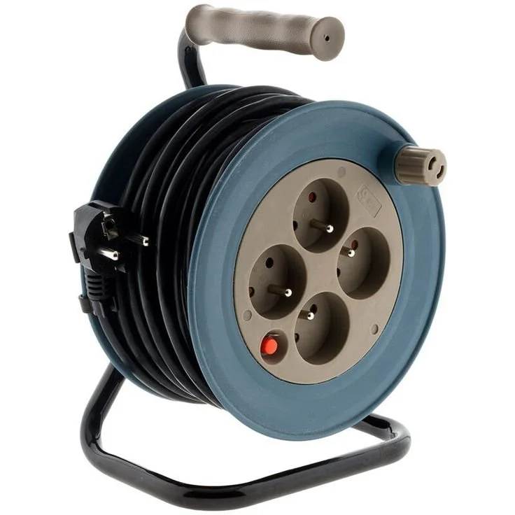 Longue rallonge électrique avec prise multiple