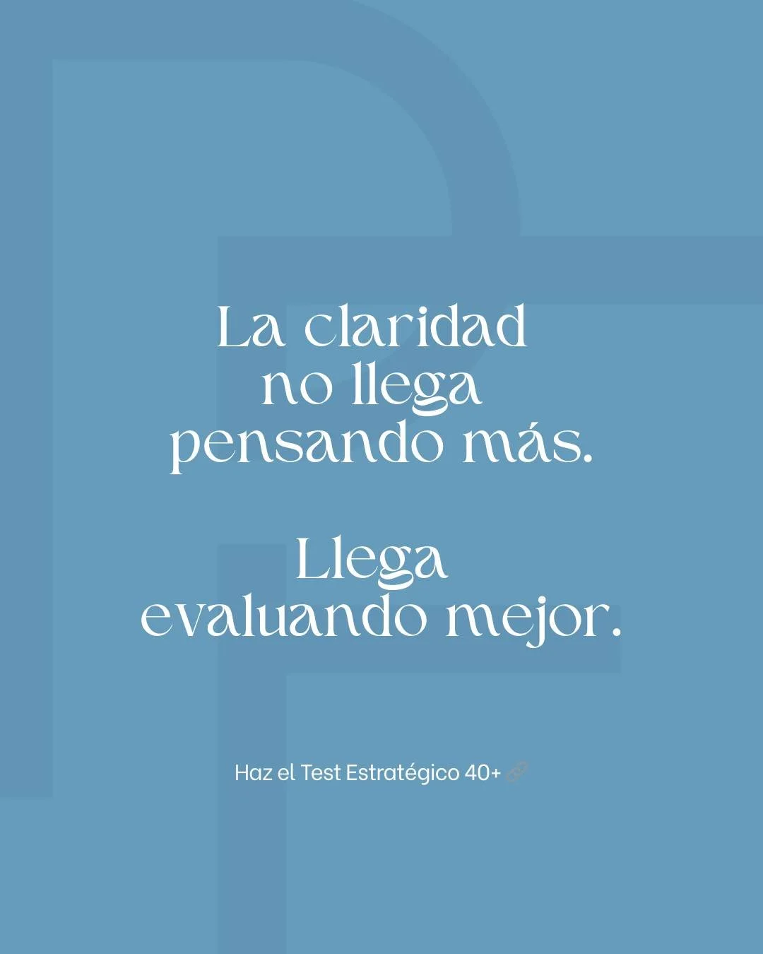 Llevas meses sabiendo que algo tiene que cambiar.
Y sigues en el mismo lugar.
No es por falta de tiempo.
No es porque no lo has pensado suficiente.
Es porque la claridad no llega sola con solo darle vueltas.
La claridad necesita estructura para apare