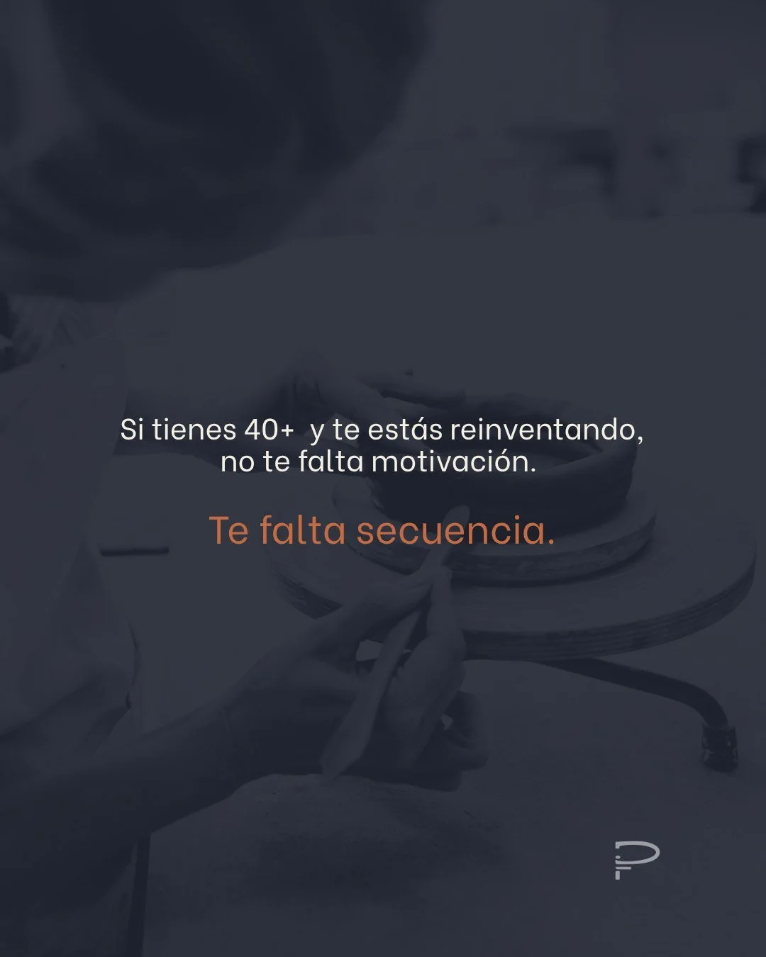 A muchos profesionales 40+ no les falta talento ni disciplina, les falta algo m&aacute;s solucionable: una secuencia.
La reinvenci&oacute;n no es un salto al vac&iacute;o; es un proyecto con orden:
claridad &rarr; enfoque &rarr; mensaje &rarr; sistem
