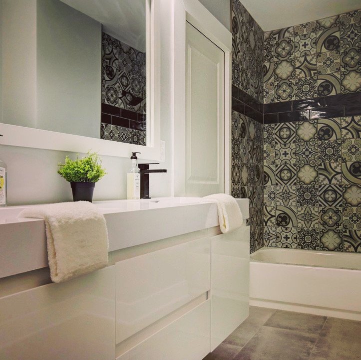 Guest Bath of The Black House.