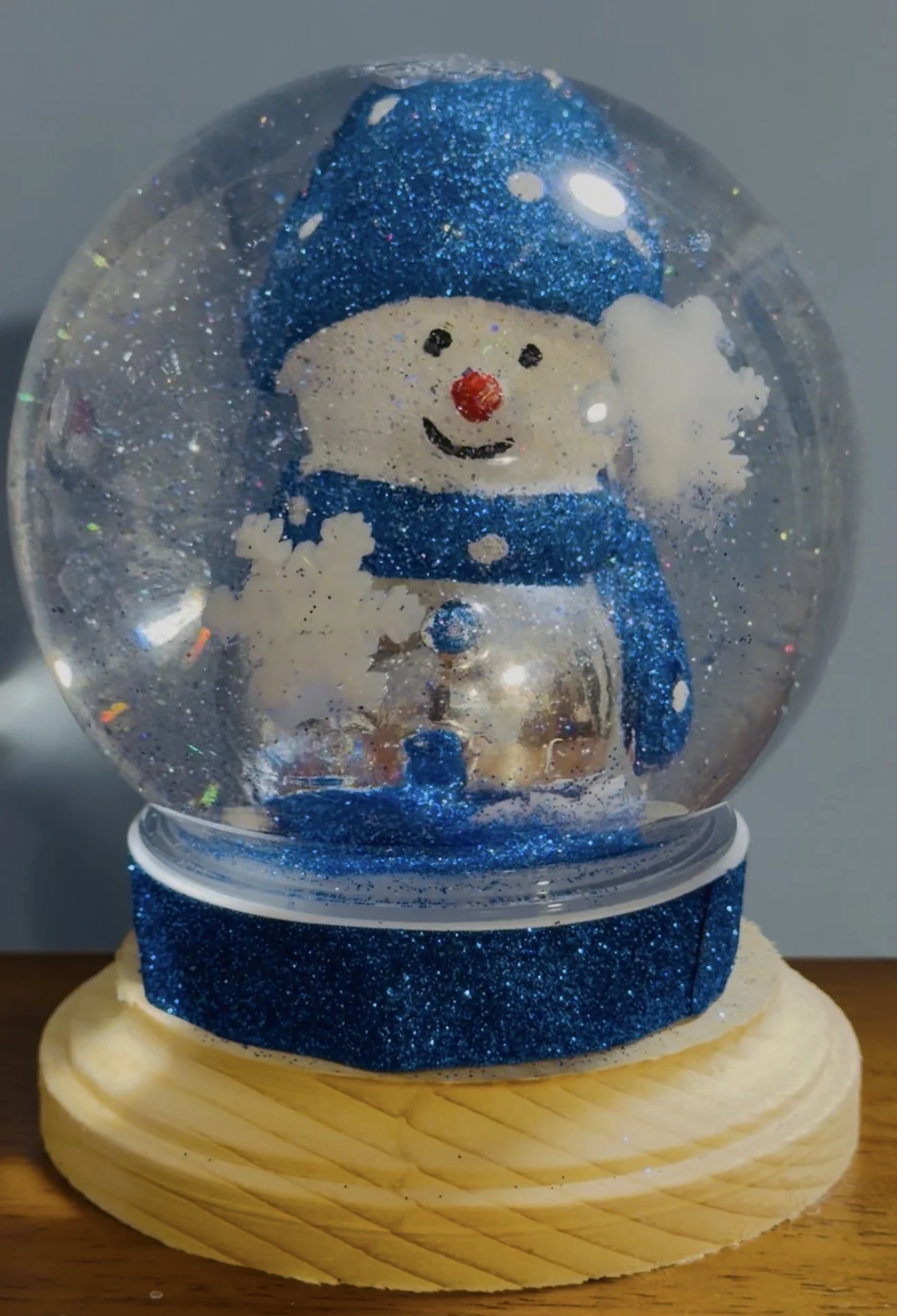 Blue Snowman Christmas Snow Globe – Sparkling Winter Wonderland Décor