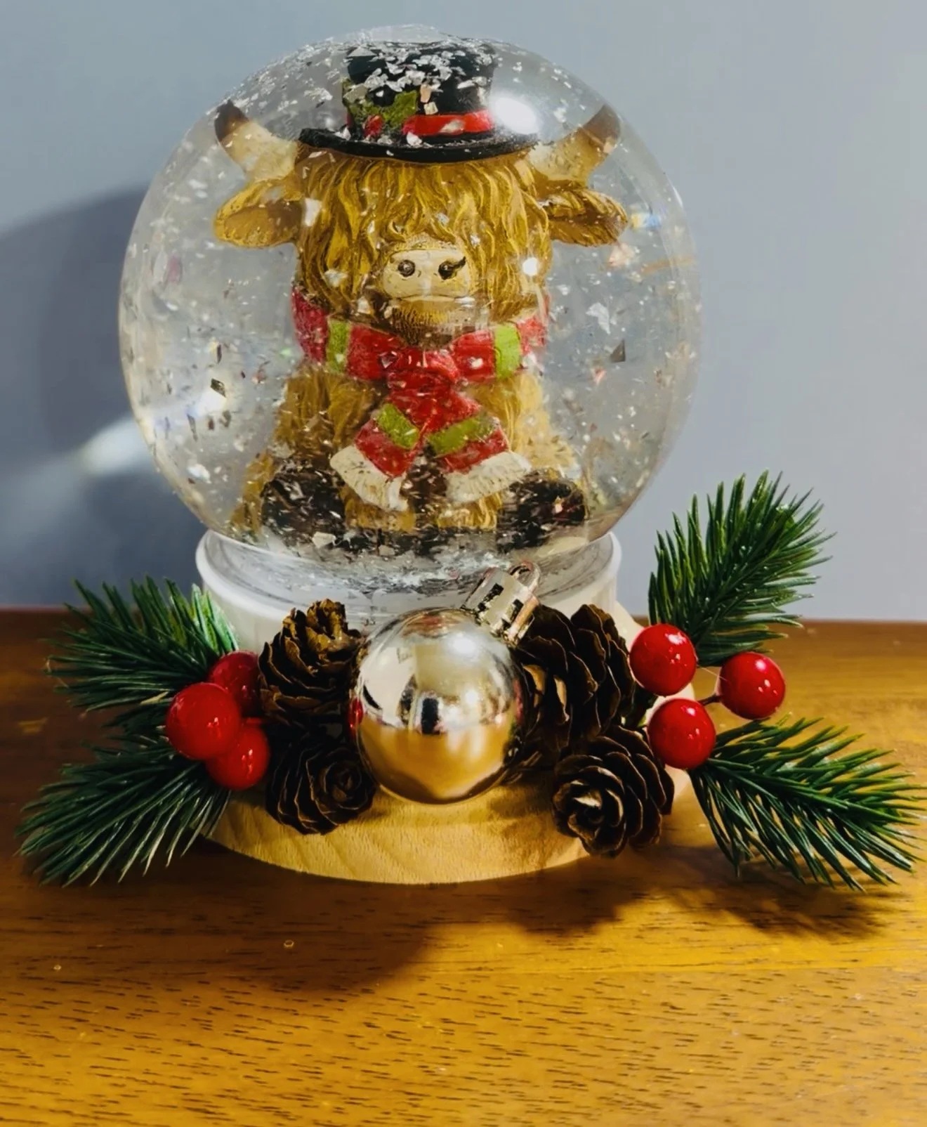 Christmas Highland Cow Snow Globe – Rustic Holiday Décor
