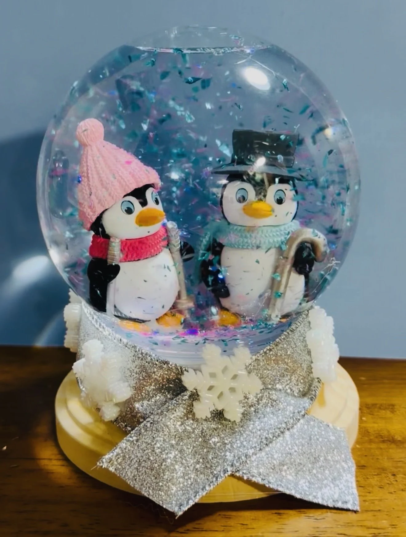 Christmas Penguin Couple Snow Globe – Sparkling Winter Wonderland Décor