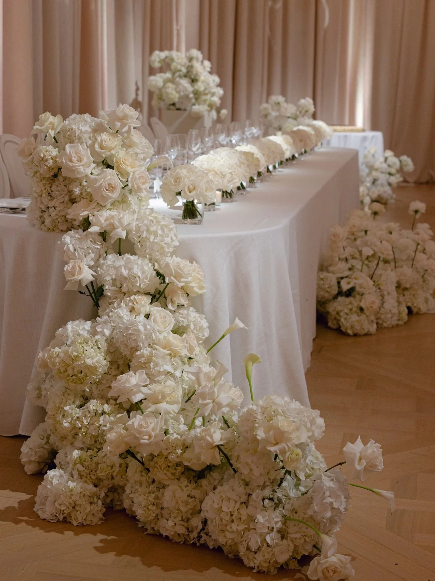 One unforgettable floral moment > a hundred small ones

Photography @hollyclarkphotography 
Florals @thefrenchtouchflowers