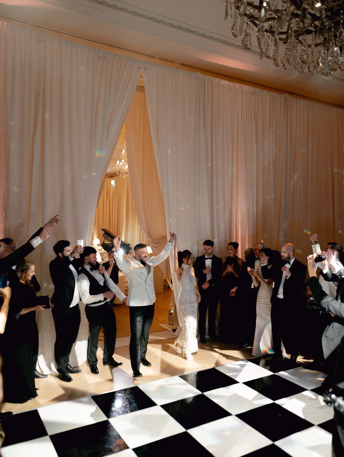A memorable entrance deserves an equally memorable cake-cutting moment 🥲

Cake @bake_killarney 
Silverware @theeventsisters.ireland 
Photography @hollyclarkphotography