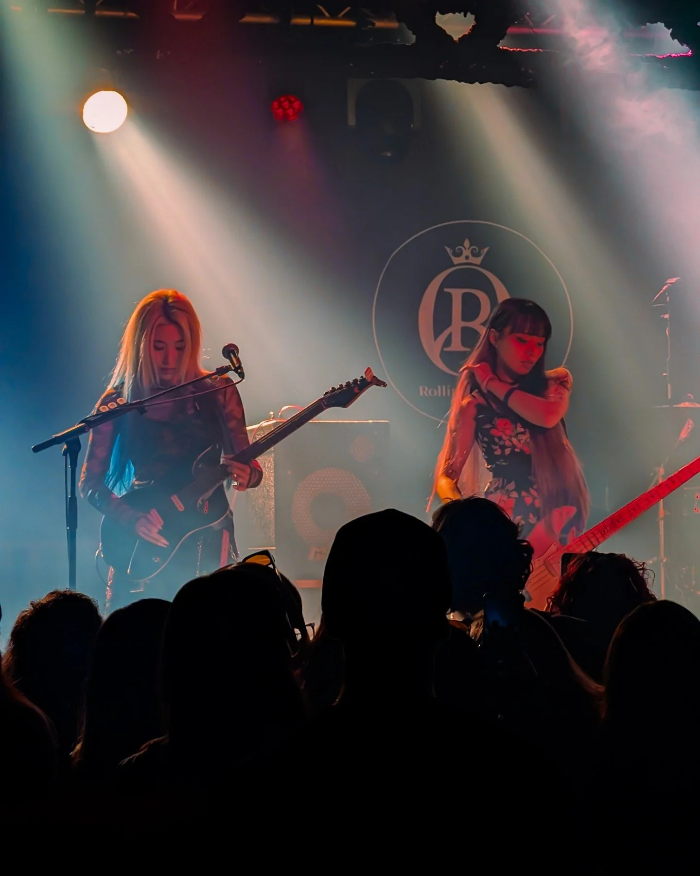 These lights are amazing!
Rolling Quartz 💎
Stand Up Europe Tour
@rolling_quartz 

Barcelona, Spain 🇪🇸

#RollingQuartz #RQ #RockBand #KRock #GirlBand #Diadems #RQDiadem #RollingQuartzFans #RQForever #Jayoung #Iree #Hyunjung #Arem #Yeongeun #Jayoung