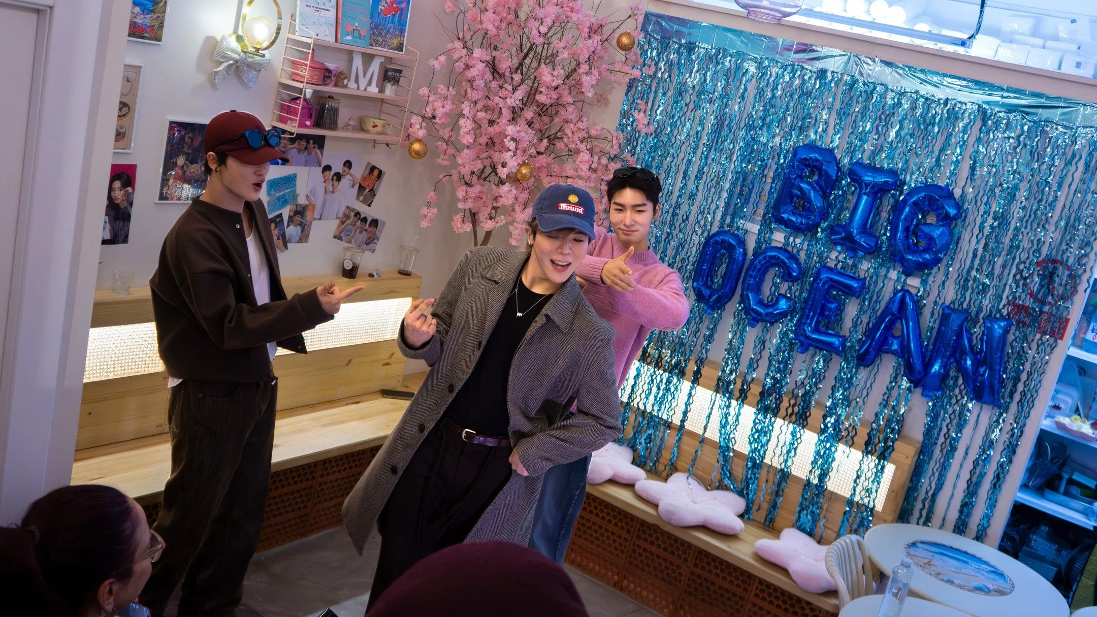 Light, movement and a room full of smiles! 😊
More photos on the way 💙✨

Big Ocean Fan Meeting in Momo Store! 🍑 🌊
@parastar.ent @big_ocean.official @momostorebcnr

#빅오션 #BigOcean #PADO #BigOceanPADO #BigOceanFans #PADOstagram #PADOedit #BigOceanUp