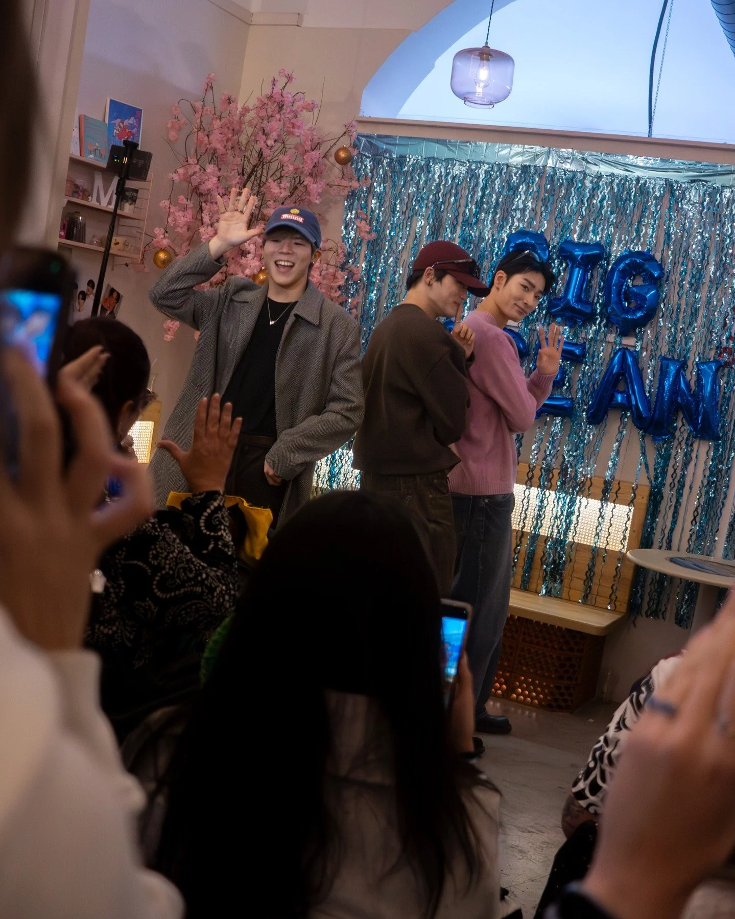 We met the waves and they moved us! 🌊📸

Big Ocean Fan Meeting in Momo Store! 🍑 🌊
@parastar.ent @big_ocean.official @momostorebcnr

#빅오션 #BigOcean #PADO #BigOceanPADO #BigOceanFans #PADOstagram #PADOedit #BigOceanUpdate #BigOceanFanmeeting #BigOce