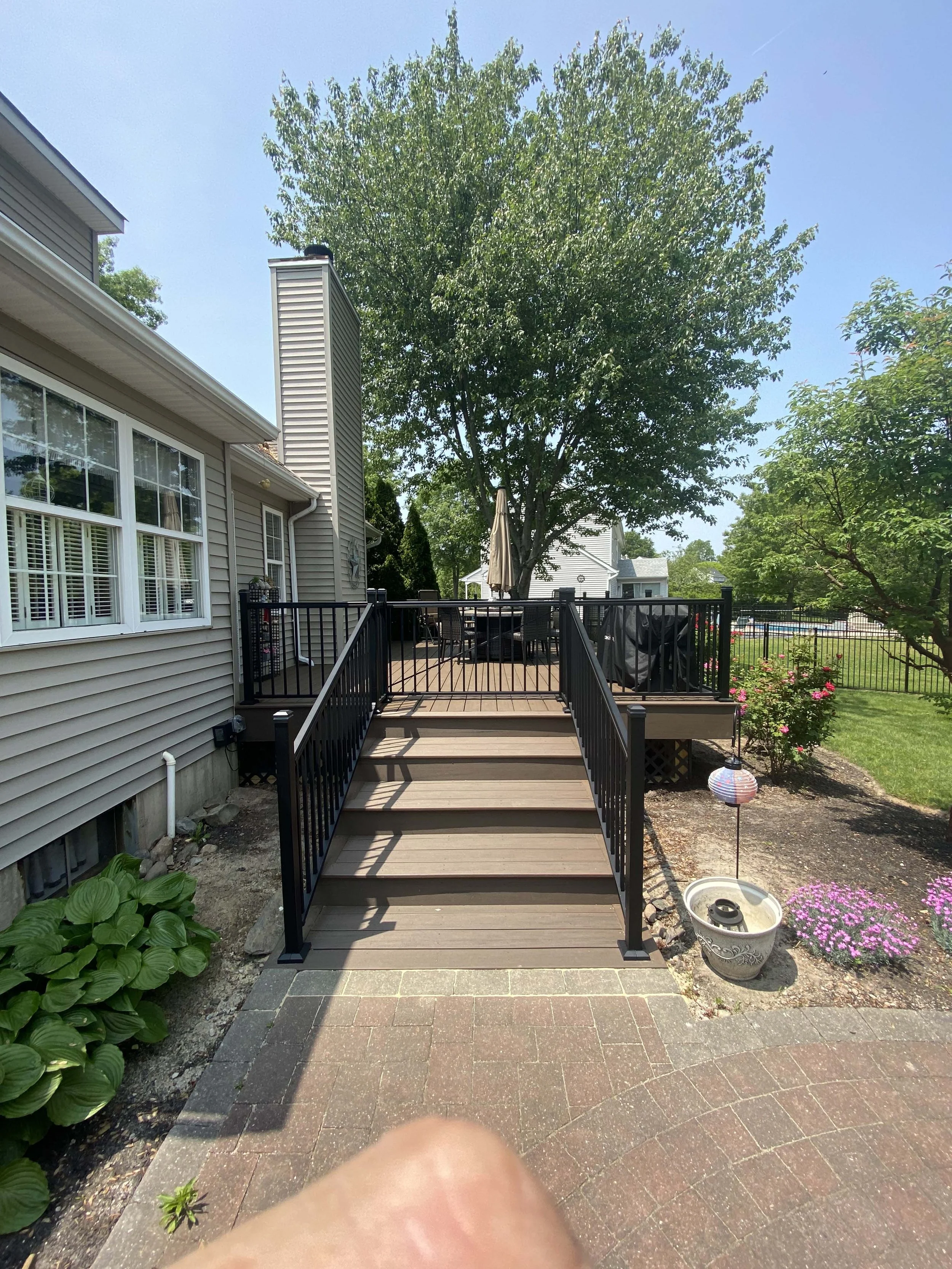 After - Composite Deck with 2.5'' Black Aluminum Hand Rail - New Large stair with rolling deck gate