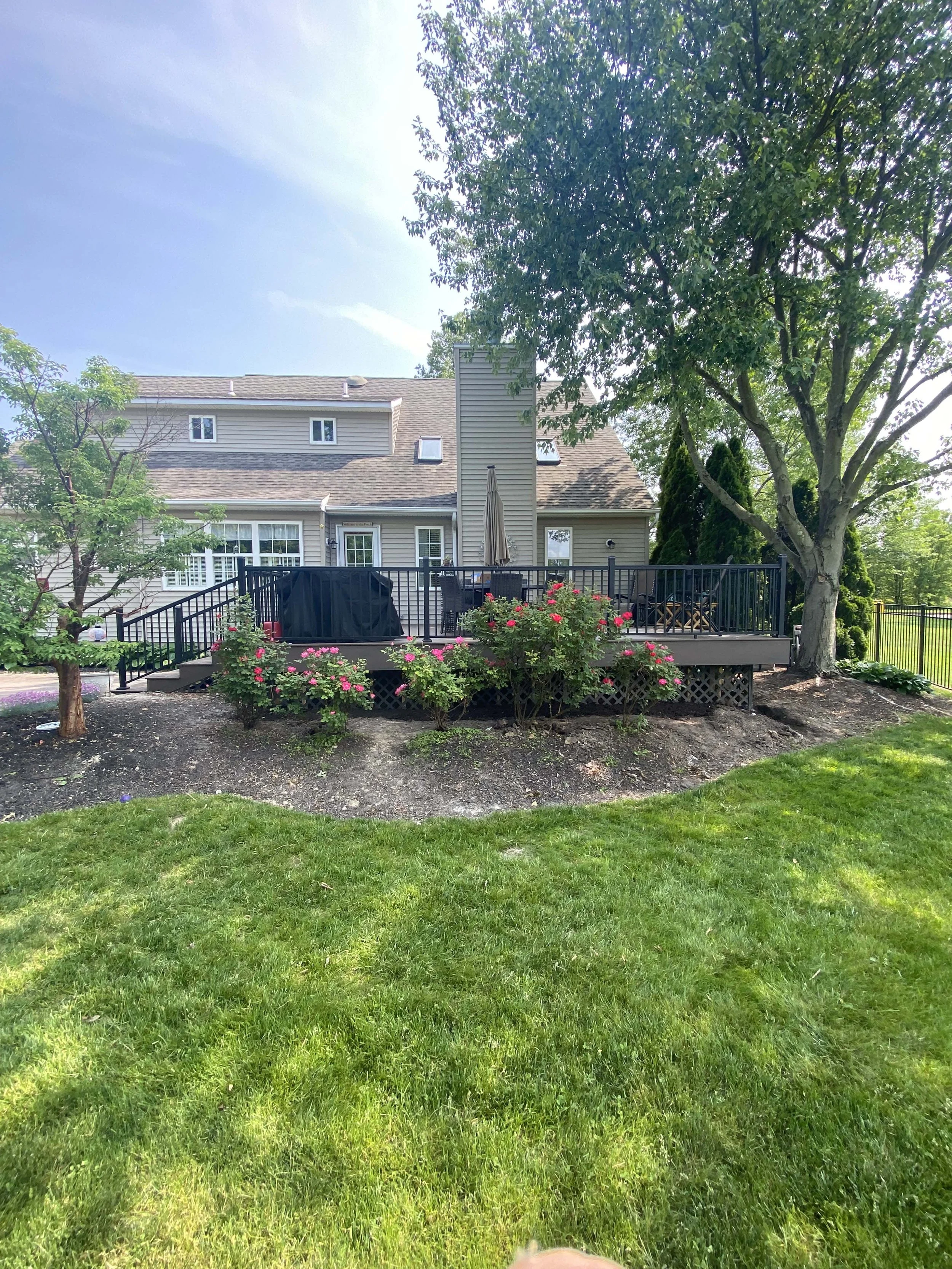 After - Large composite Deck with 2.5'' Black Aluminum Hand Rail - New Large stair with rolling deck gate