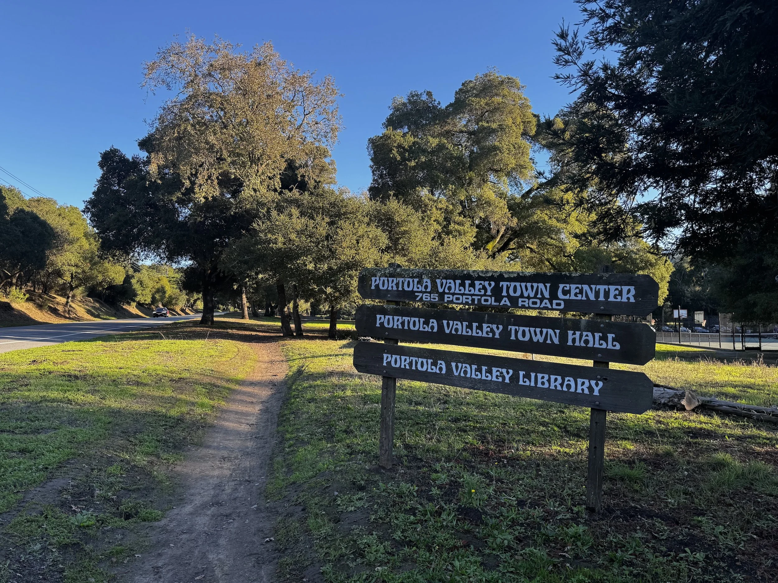 Portola Valley 镇中心路牌，指向 Town Center、Town Hall 和图书馆，位于 Portola Road 路旁。