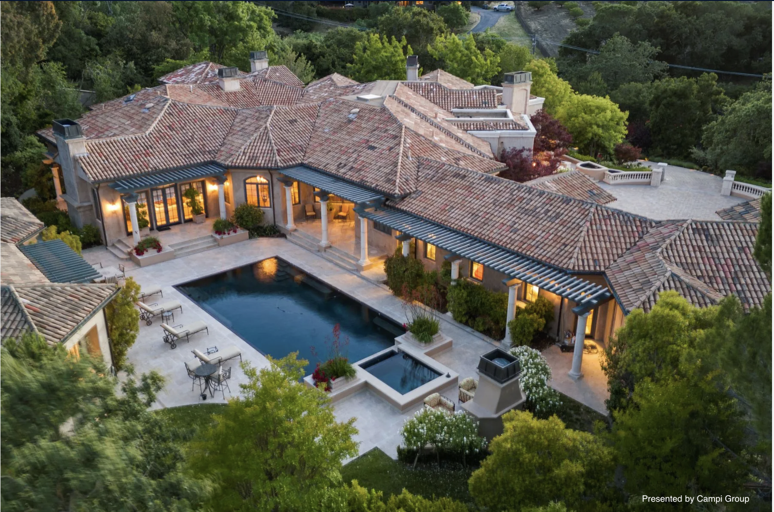 Los Altos Hills 豪华庄园航拍图，展示宽阔庭院、泳池与自然景观。