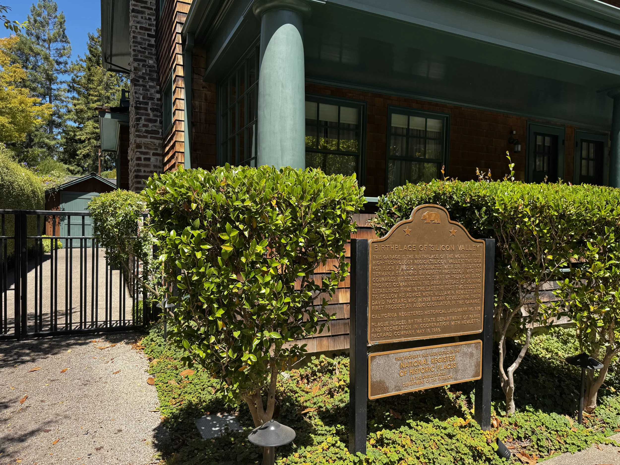 位于 Palo Alto 的 HP 车库，被誉为硅谷的诞生地（远芳拍摄）