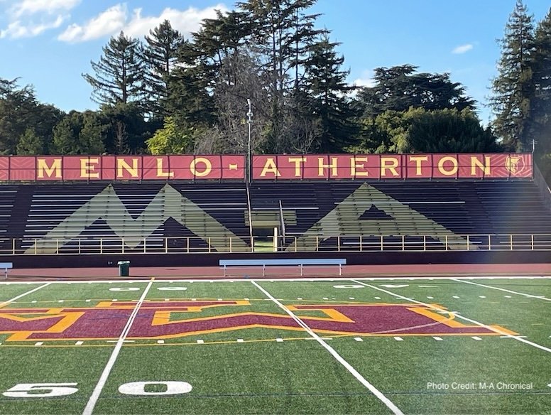 位于加州 Atherton 的 Menlo-Atherton 高中足球场与看台，展示“M-A”校标。