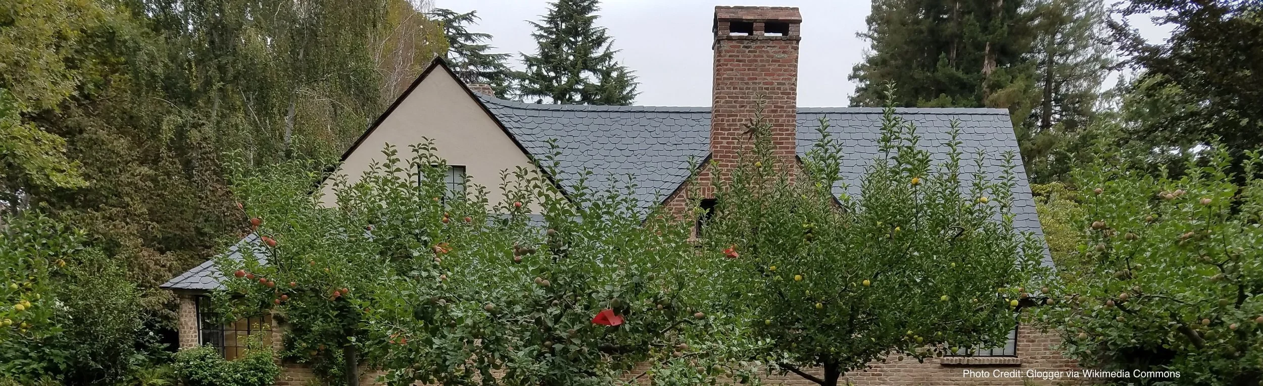 位于加州 Palo Alto 的史蒂夫·乔布斯旧居，坐落于 Old Palo Alto 社区，周围环绕果树与绿意。