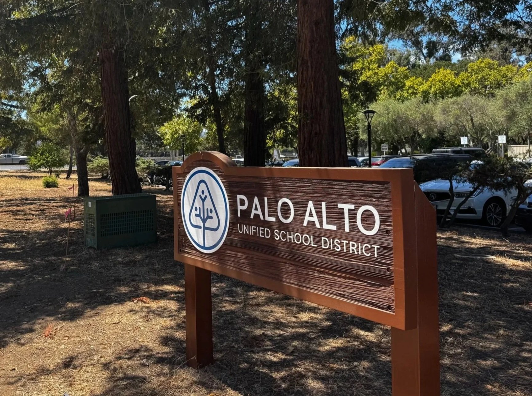 Palo Alto 学区（PAUSD）行政办公室入口标志