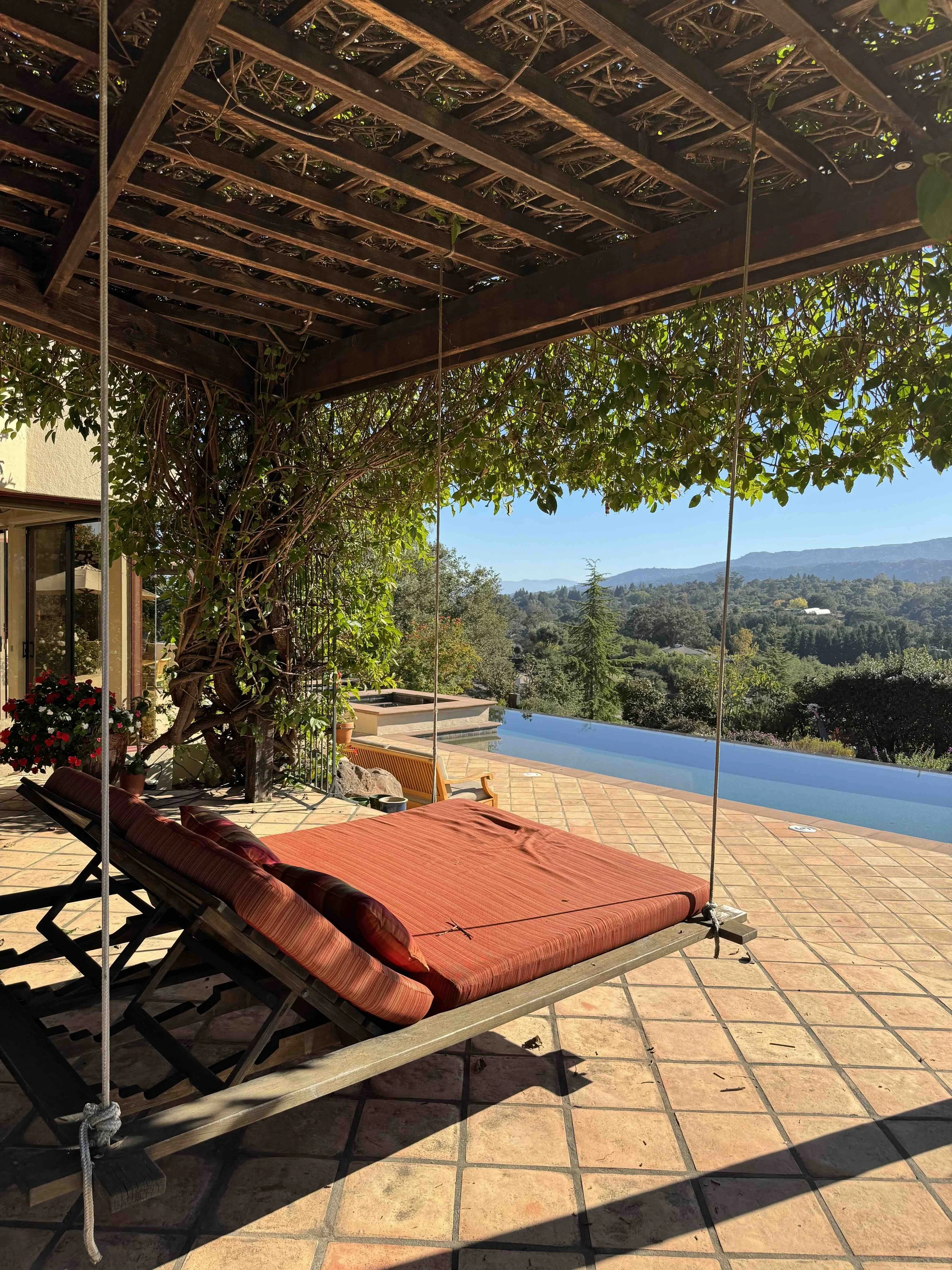 Los Altos Hills 豪宅后院，设有凉亭、无边泳池与 Spa，并享有开阔的山谷景观。