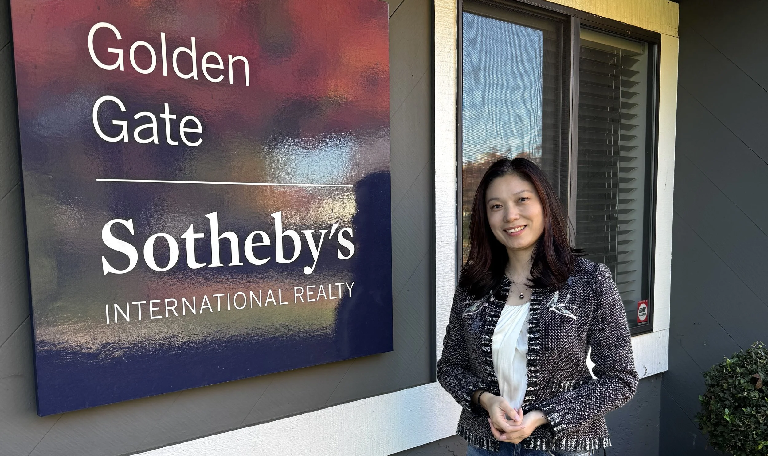 远芳在Los Altos 的 Golden Gate 苏富比国际地产办公室前拍摄