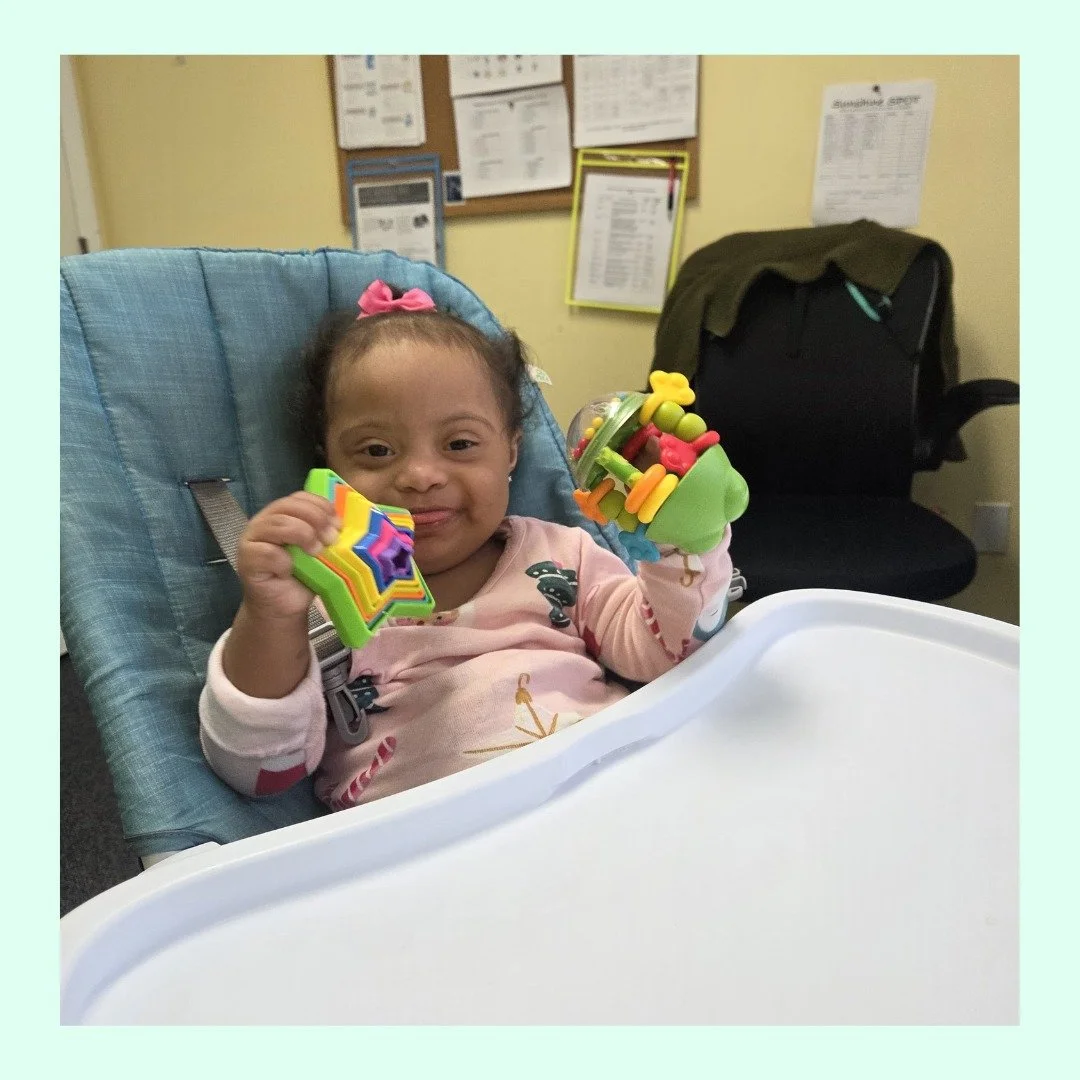Sweet smiles + colorful toys = the perfect session ☀️