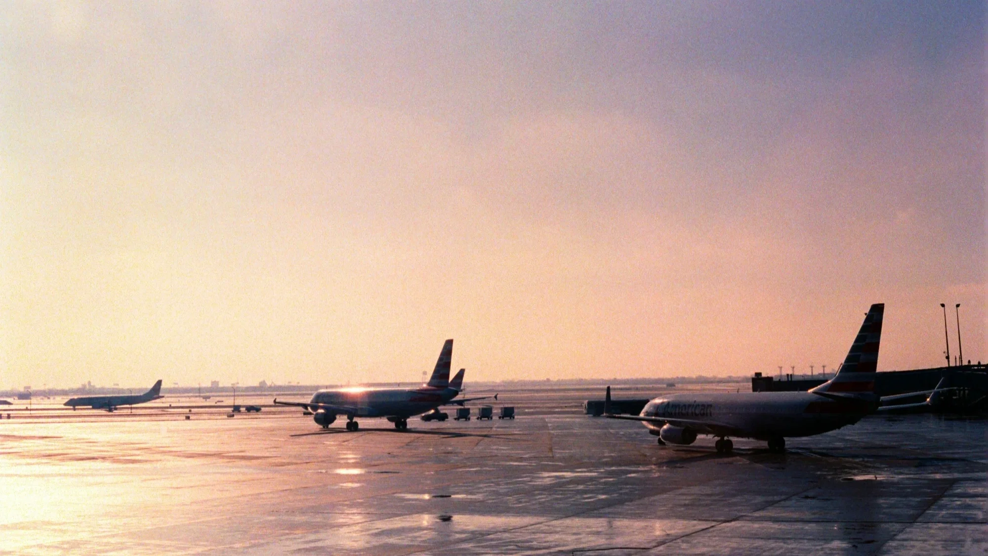 Avions stationnés sur le tarmac de l'aéroport au coucher du soleil avec un ciel clair