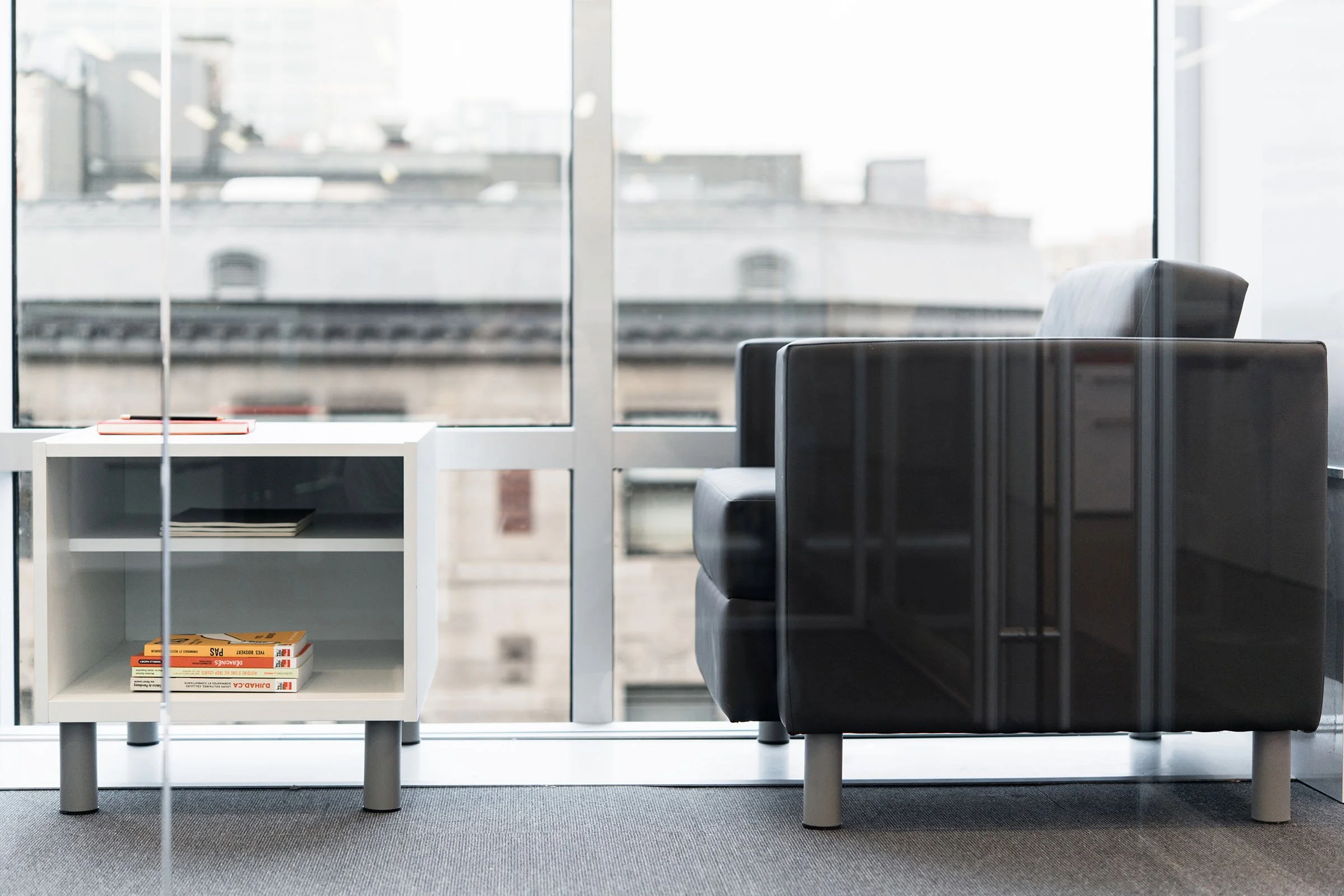 Citi — lounge chair with side table