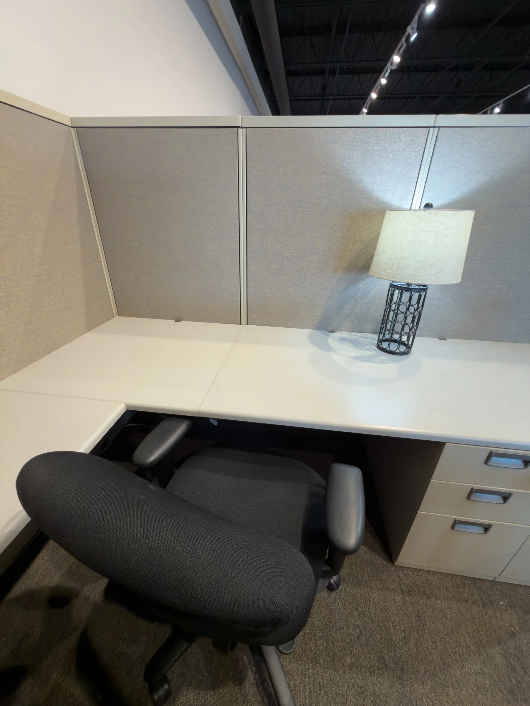 7.5x6 Avenir Cubicles — L-desk workstation with chair