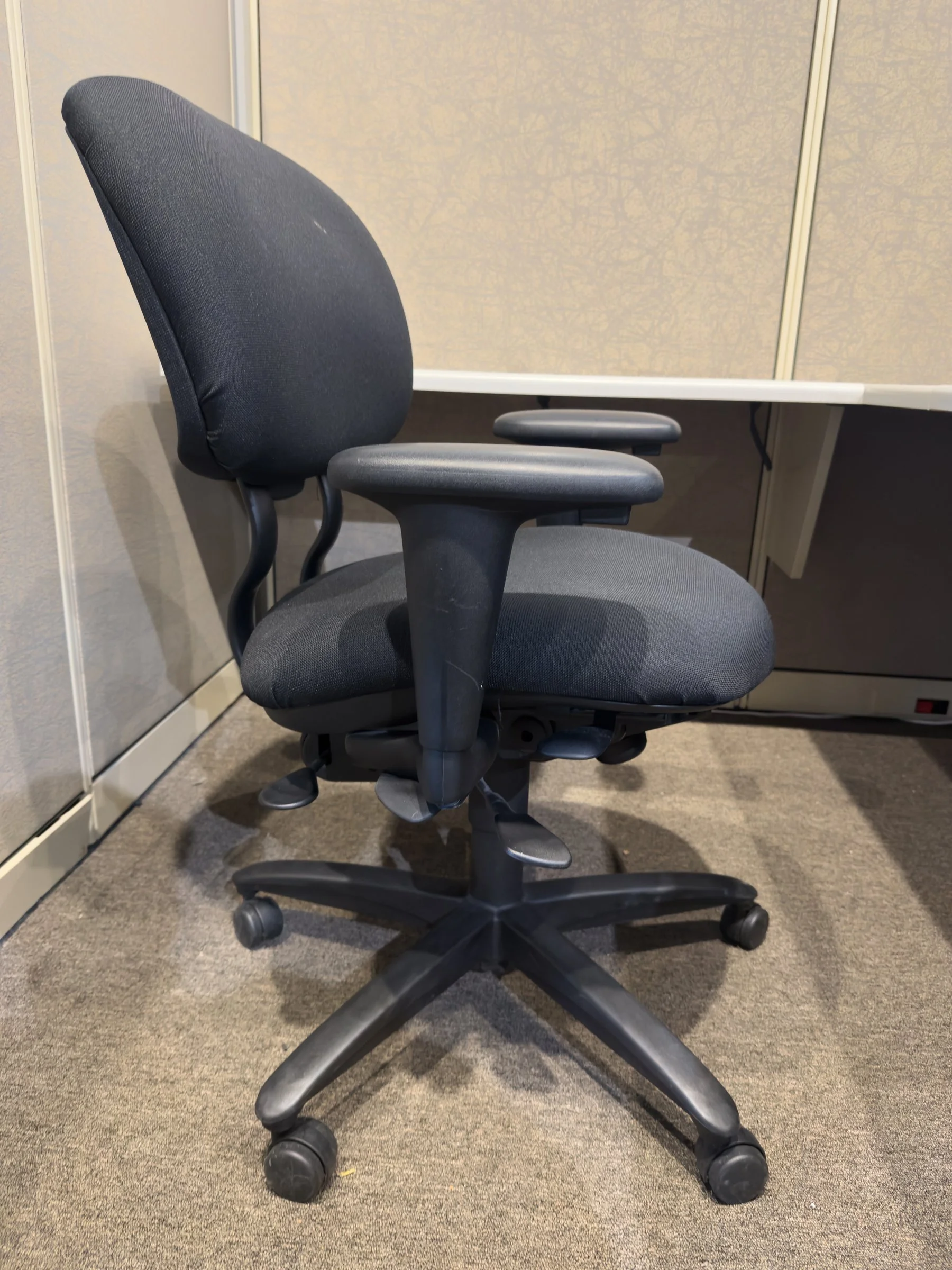 7.5x6 Avenir Cubicles — chair and panel detail