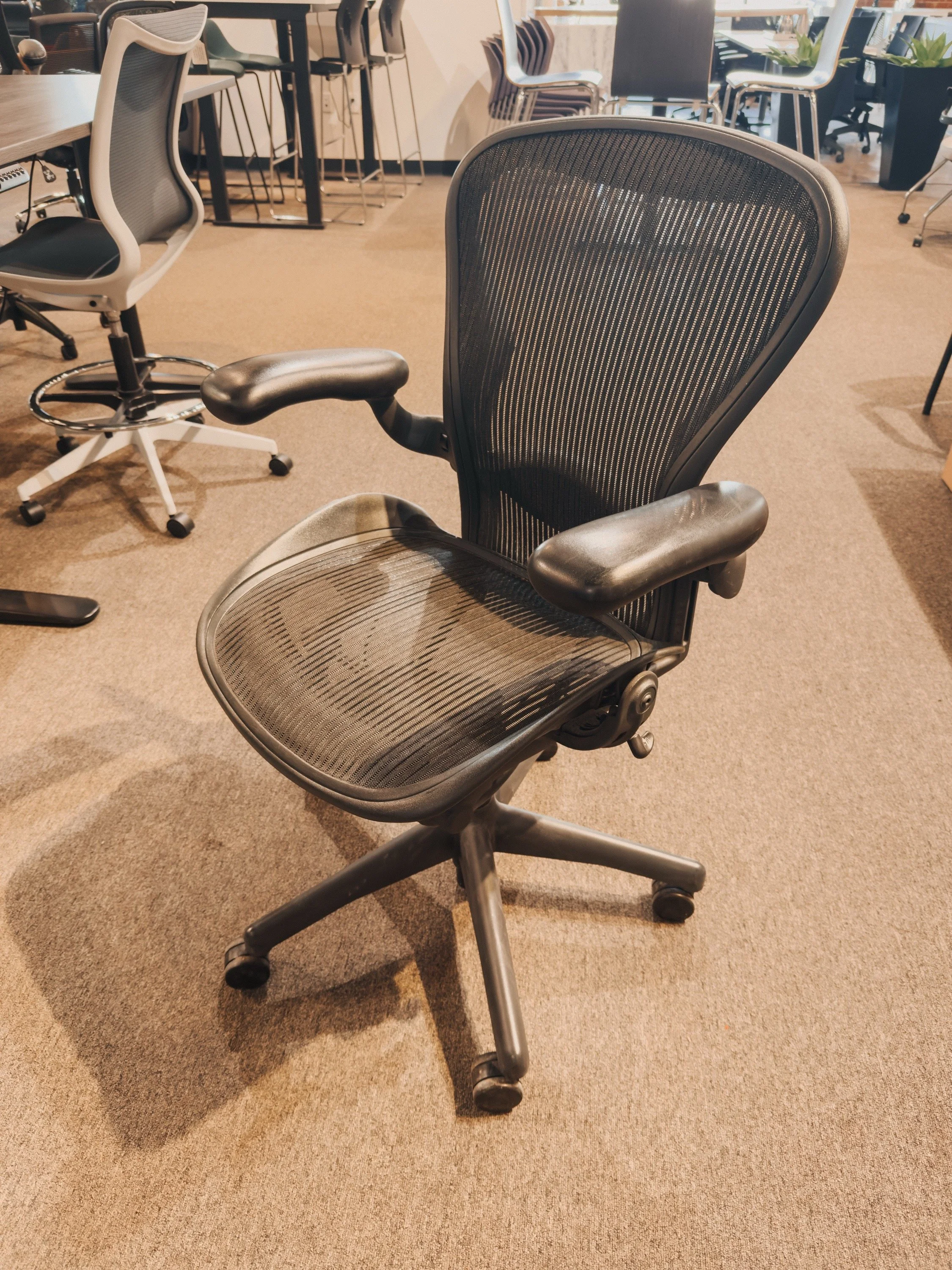 Preowned Aeron Chair — view 4