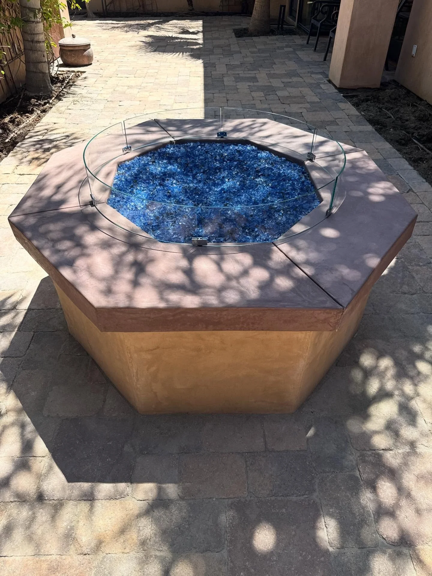Demolition of an old fire pit, replaced with this beauty 💎

Stucco wall finish on the fire pit walls to match the house wall texture gave this project a clean final touch. Let&rsquo;s talk about that contrast of the Pacific Blue fire pit glass 🔥

R