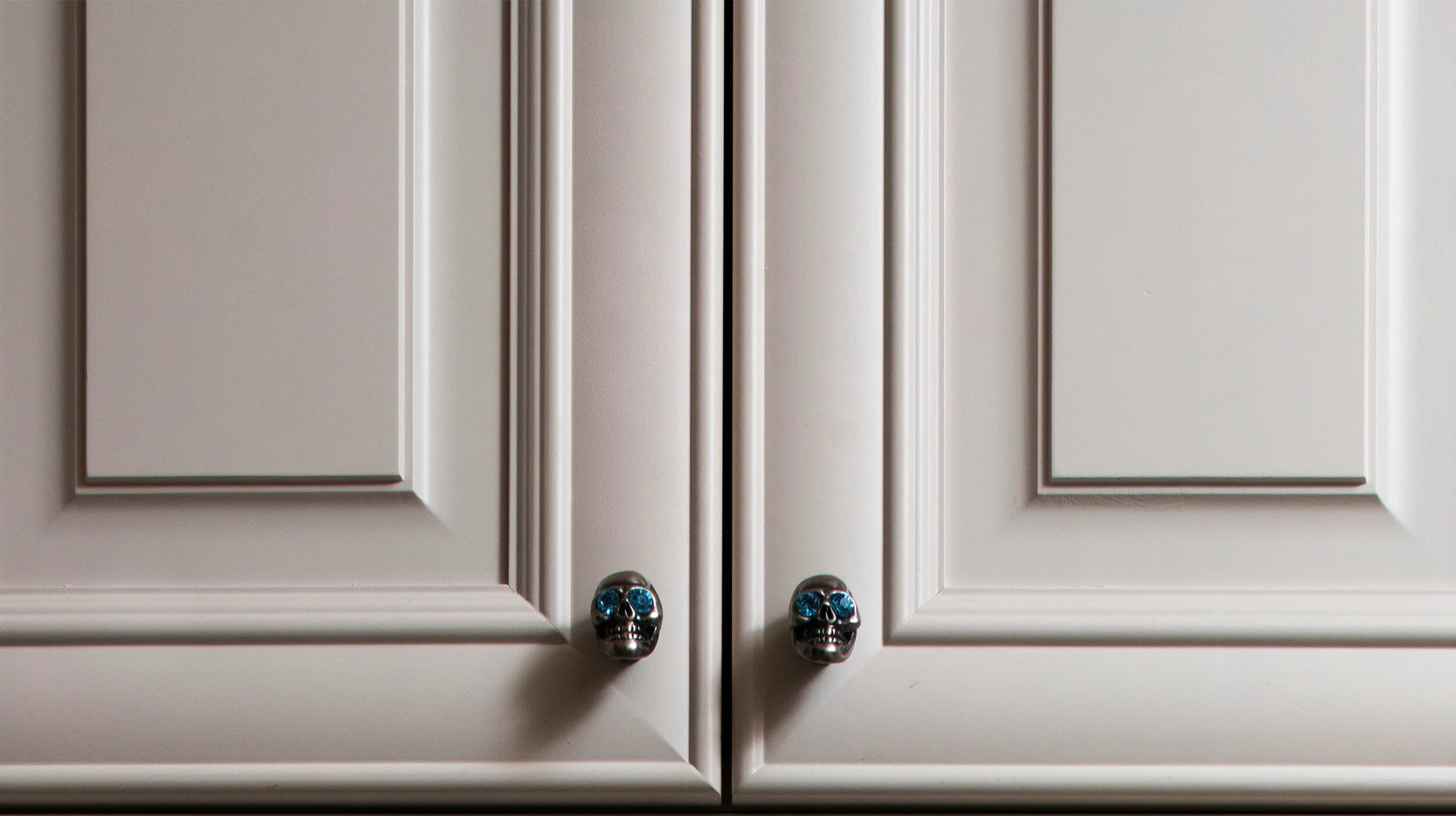 Stainless steel sink skull knob hardware marble counter with pattern backsplash