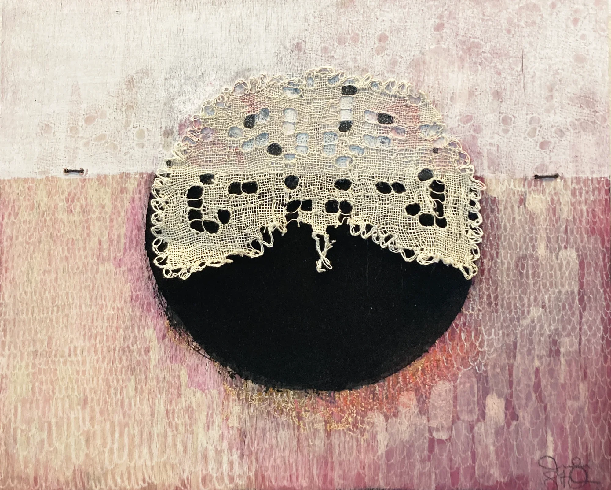 "Surveillance"   -  Médiums mixtes, textile et broderies sur bois   -  8 x 10 pouces 