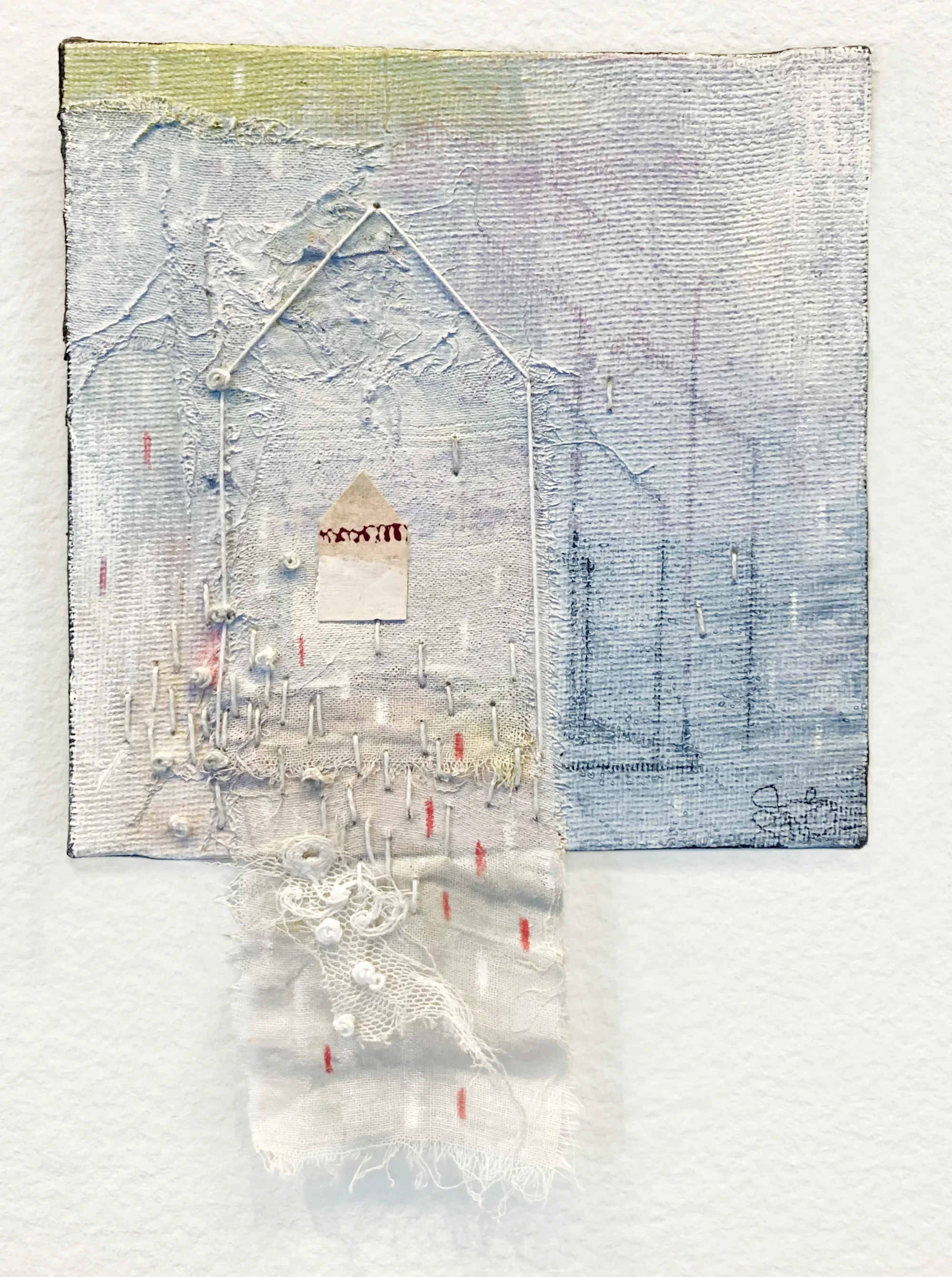 "Sous couverture"   -  Médiums mixtes et broderies sur toile   -  5 x 5 pouces 