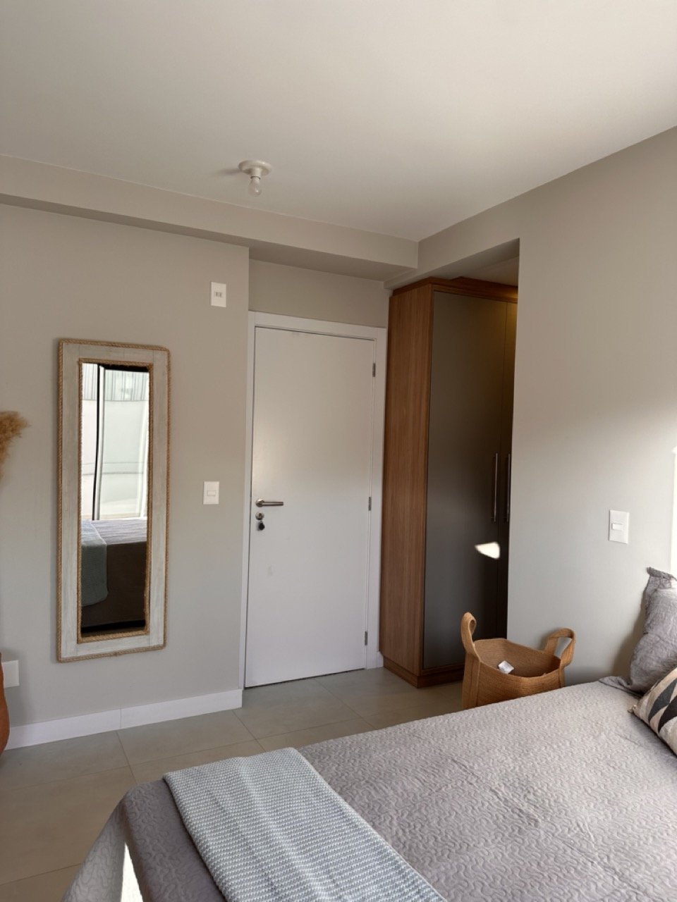 door5-studio107-florianopolis-bedroom-entry-mirror.jpg