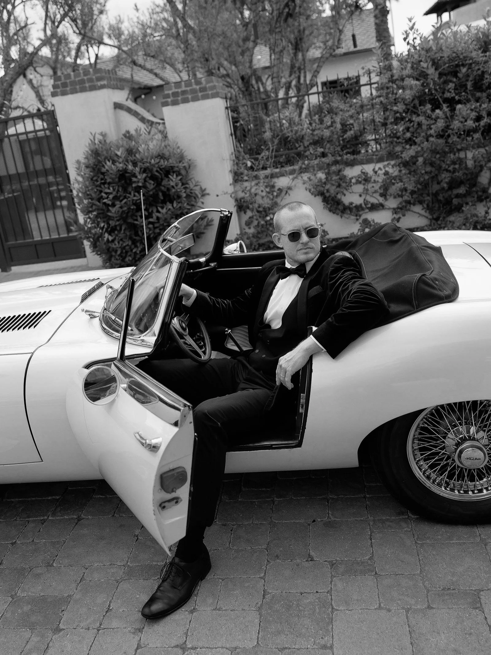 A stylish groom, a vintage Jaguar convertible, and the timeless charm of Mission San Juan Capistrano ✨

Some portraits feel effortlessly iconic. Between the historic architecture, classic car, and refined details, this moment felt like it belonged in