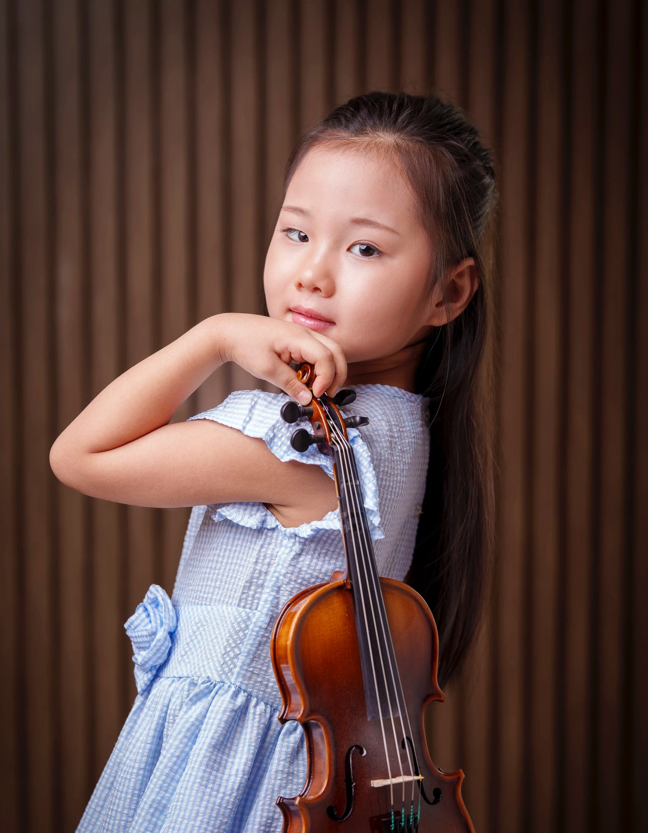 Niña en clases de violín en Monterrey, Academy of Musical Excellence (AME).