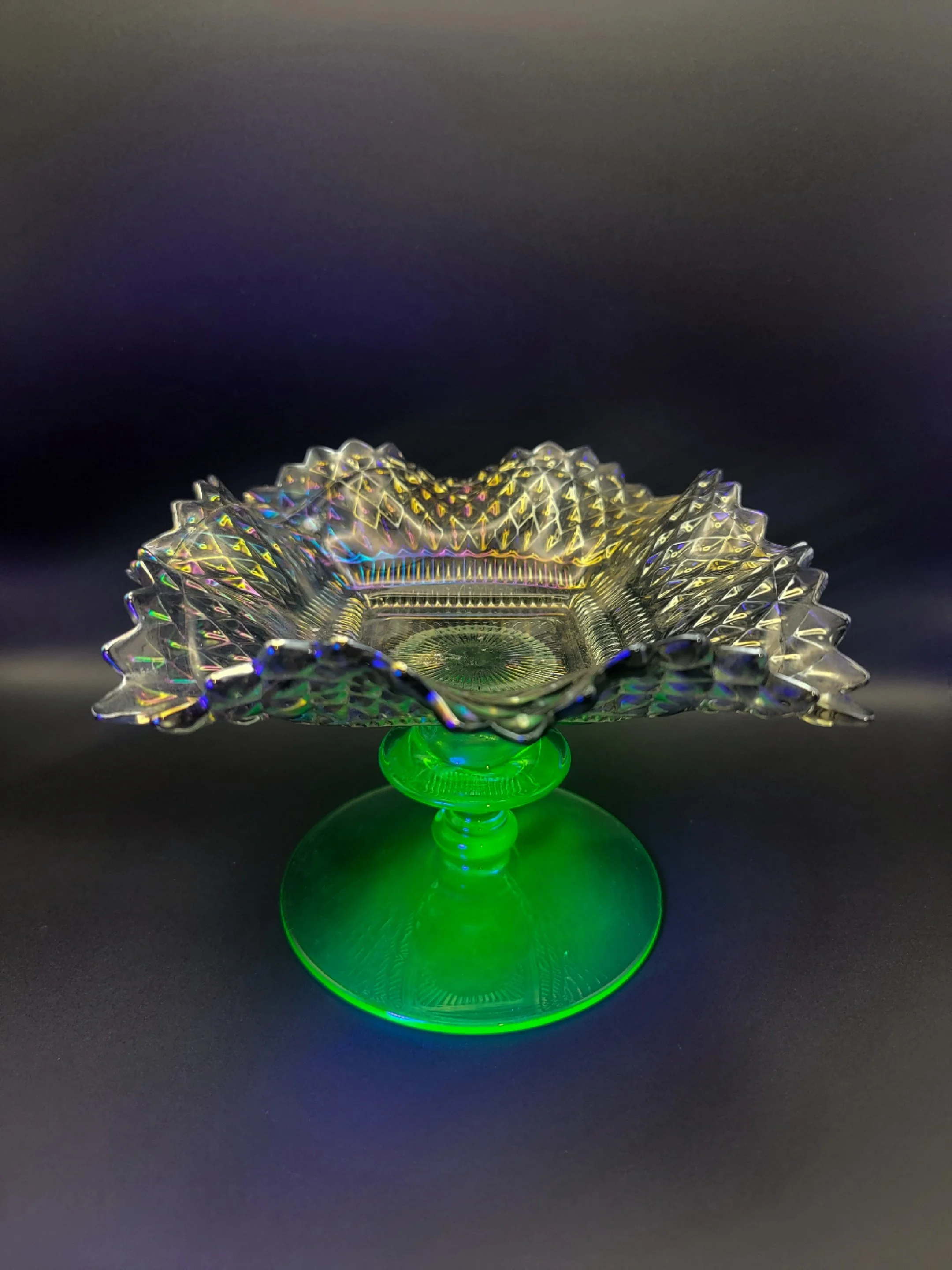 Carnival glass with Uranium base