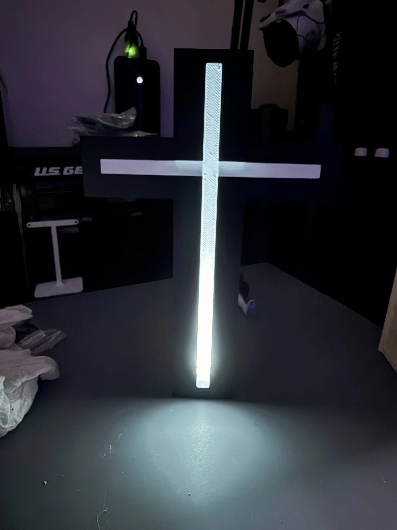 LED Illuminated Cross Décor