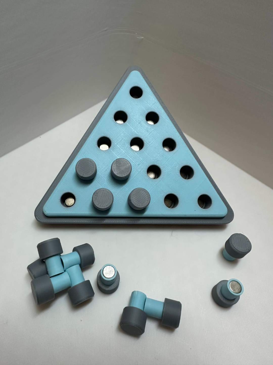 3D Printed Peg Jumping Game – Magnetic Edition