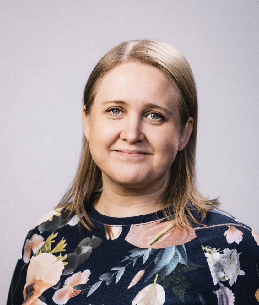 YKES:n jäsen Sanna Karimäki-Nuutinen kuvattuna studiossa vaalealla taustalla.