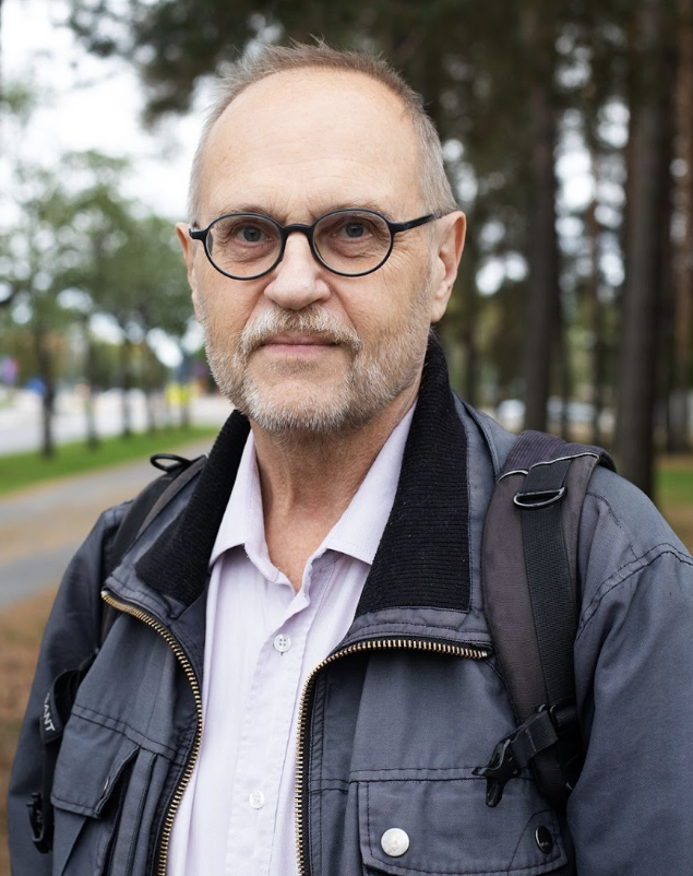 YKES:n jäsen Teuvo Laitila kuvattuna ulkona, taustalla puita.