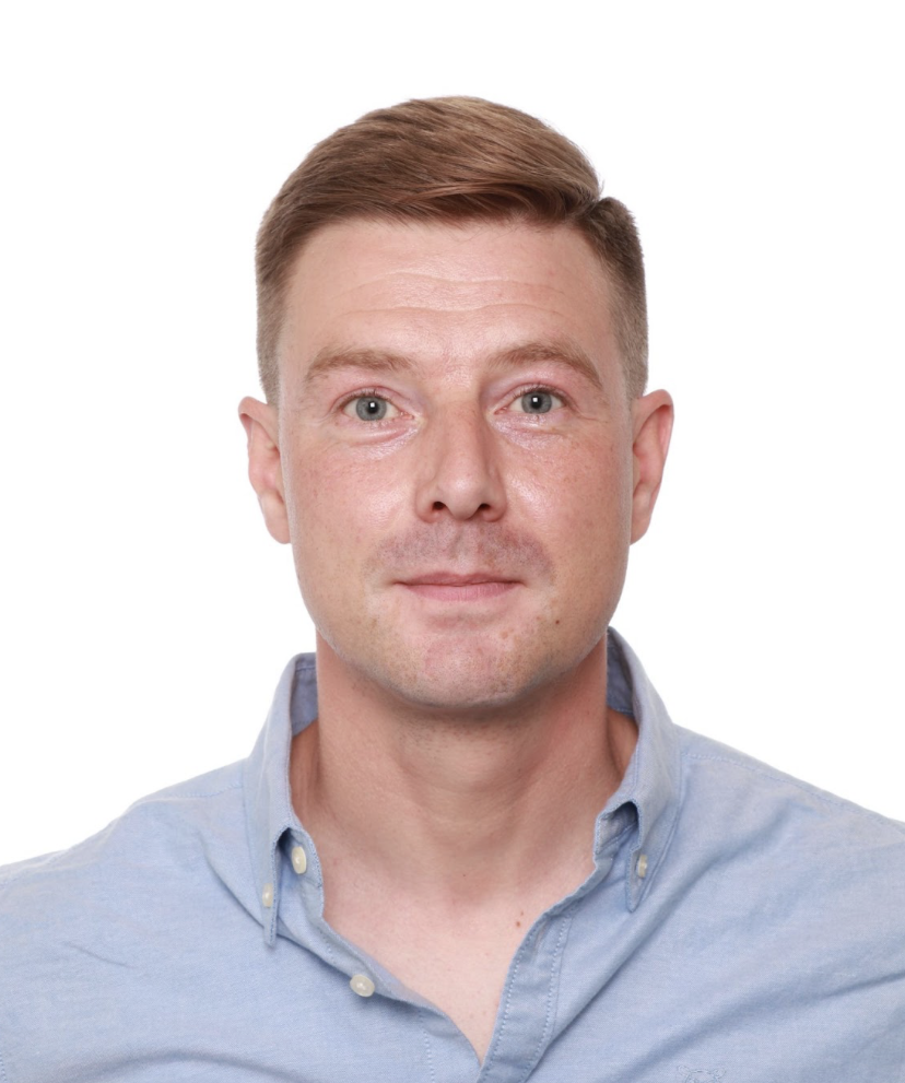 YKES:n jäsen Jirka Vierimaa kuvattuna studiossa vaalealla taustalla.