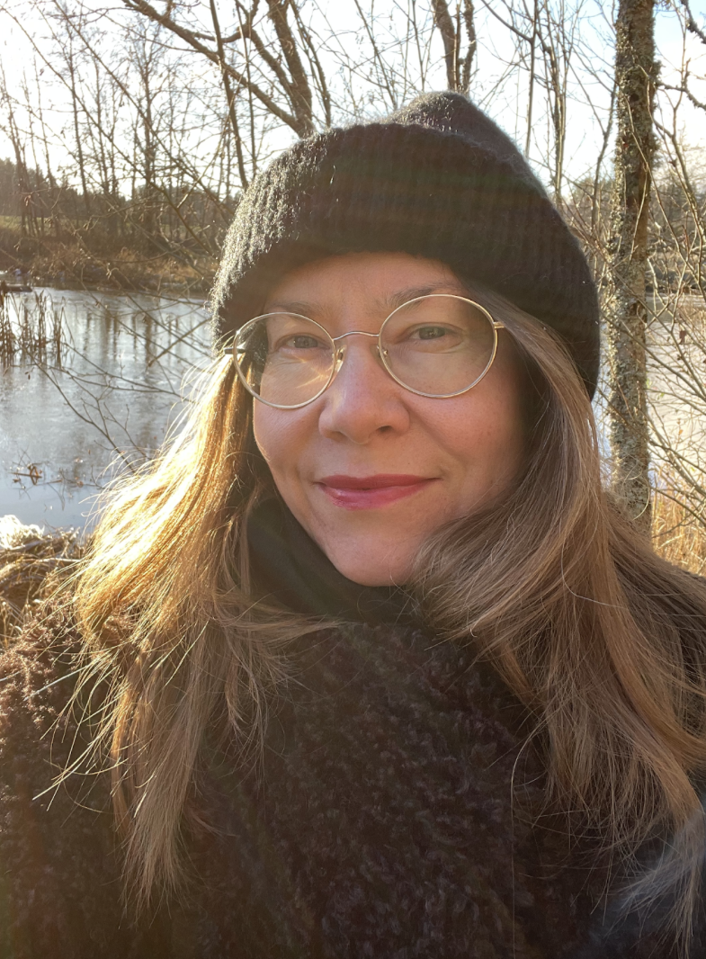 YKES:n jäsen Riina Hannula keväisessä metsikössä auringon paisteessa.