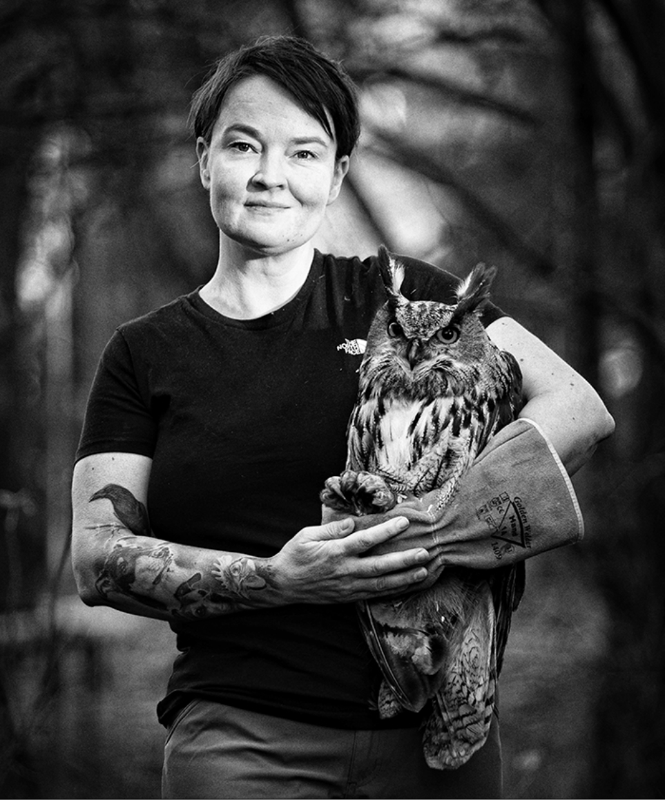 YKES:n jäsen, professori Pauliina Rautio pitelee sylissään huuhkajaa.