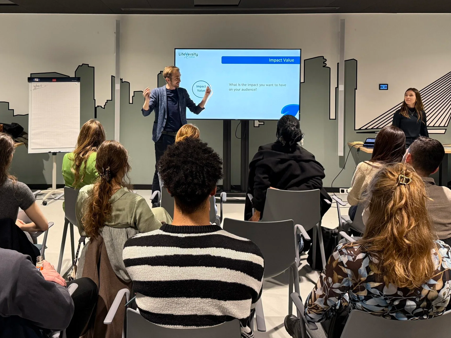 A LifeVersity trainer presenting to a small group in a Rotterdam classroom