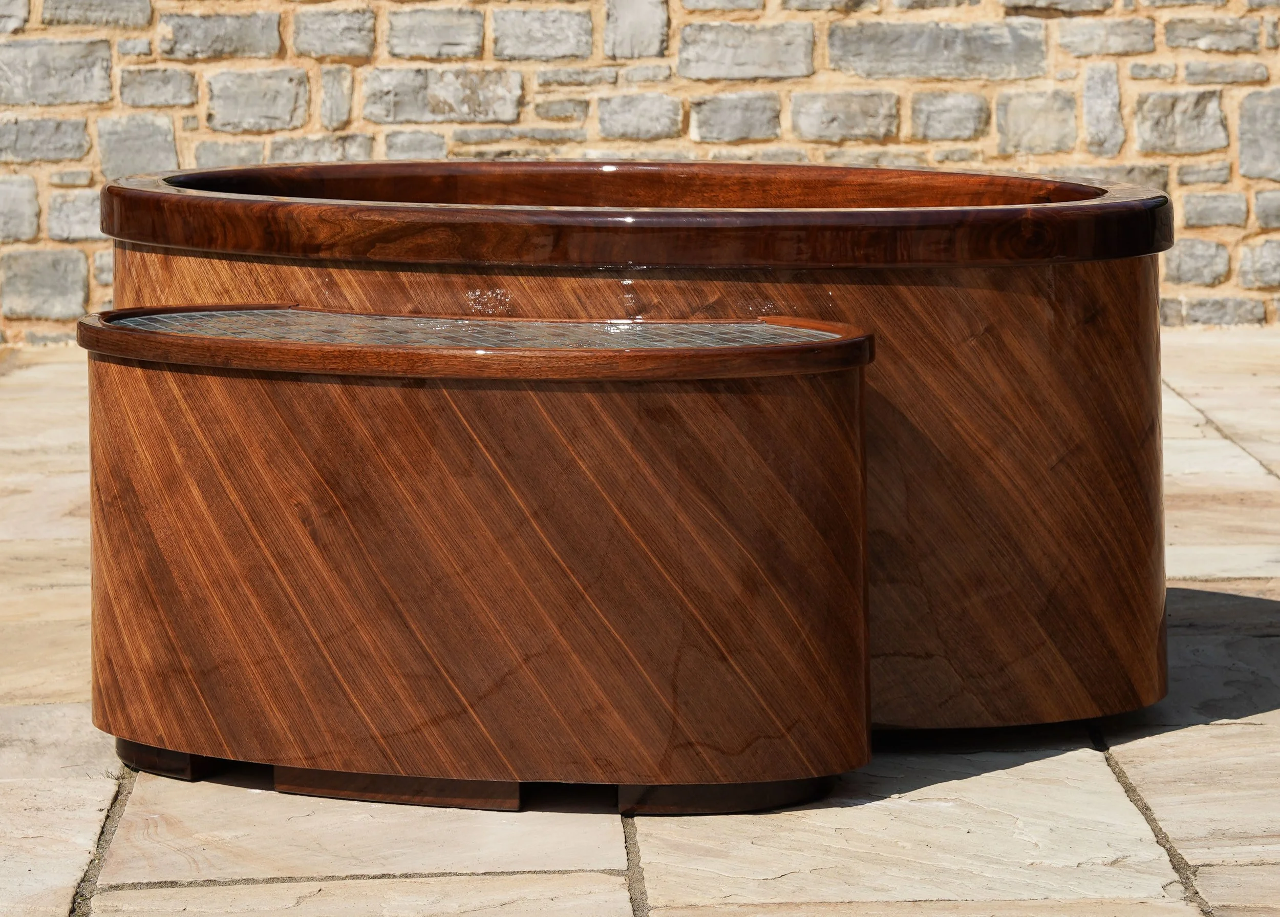 Discover the Mo Ice Bath: Cold Therapy, Elevated