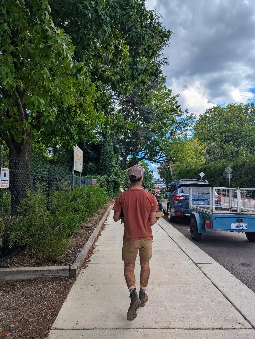 On Tuesdays I get to work with my bestie-husband 🥰 between being CFO/ head admin bloke and site helper extraordinaire, he's pretty rad! 

More beautiful plants for Jasmine and Michael from @coolcountrynatives - can always count on them for great sto